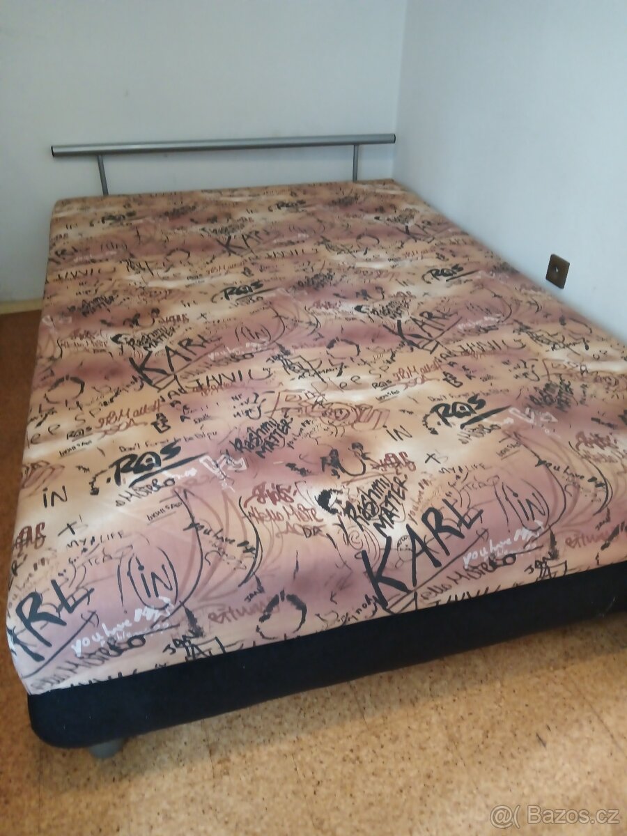 Čalouněná postel s úložným prostorem