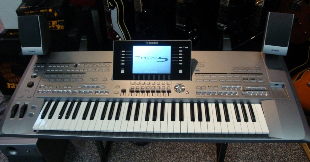 Yamaha Tyros T5 - 61 s reproduktory, 500GB pevný disk a 1 GB