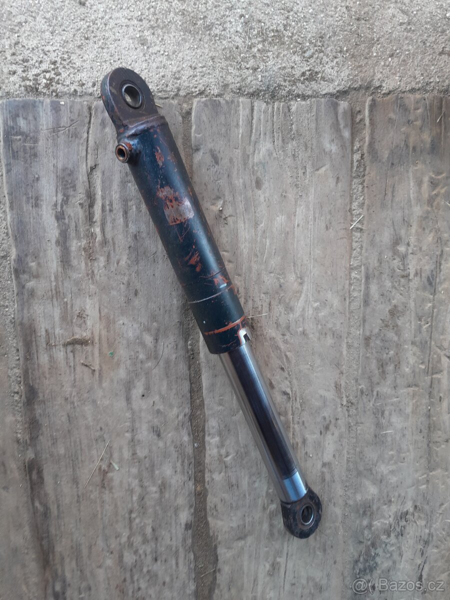 Prodám pomocný hydraulický píst.