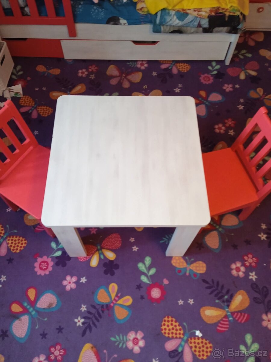 Dětský stoleček a dvě židle