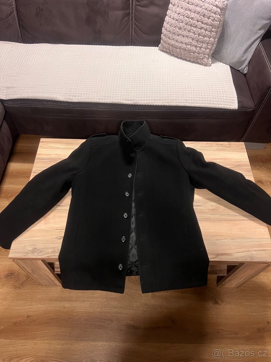 Kabát černé barvy