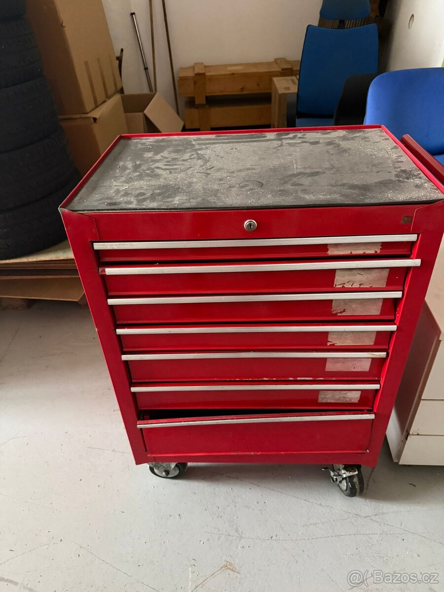 Dílenská skříň pojízdná.