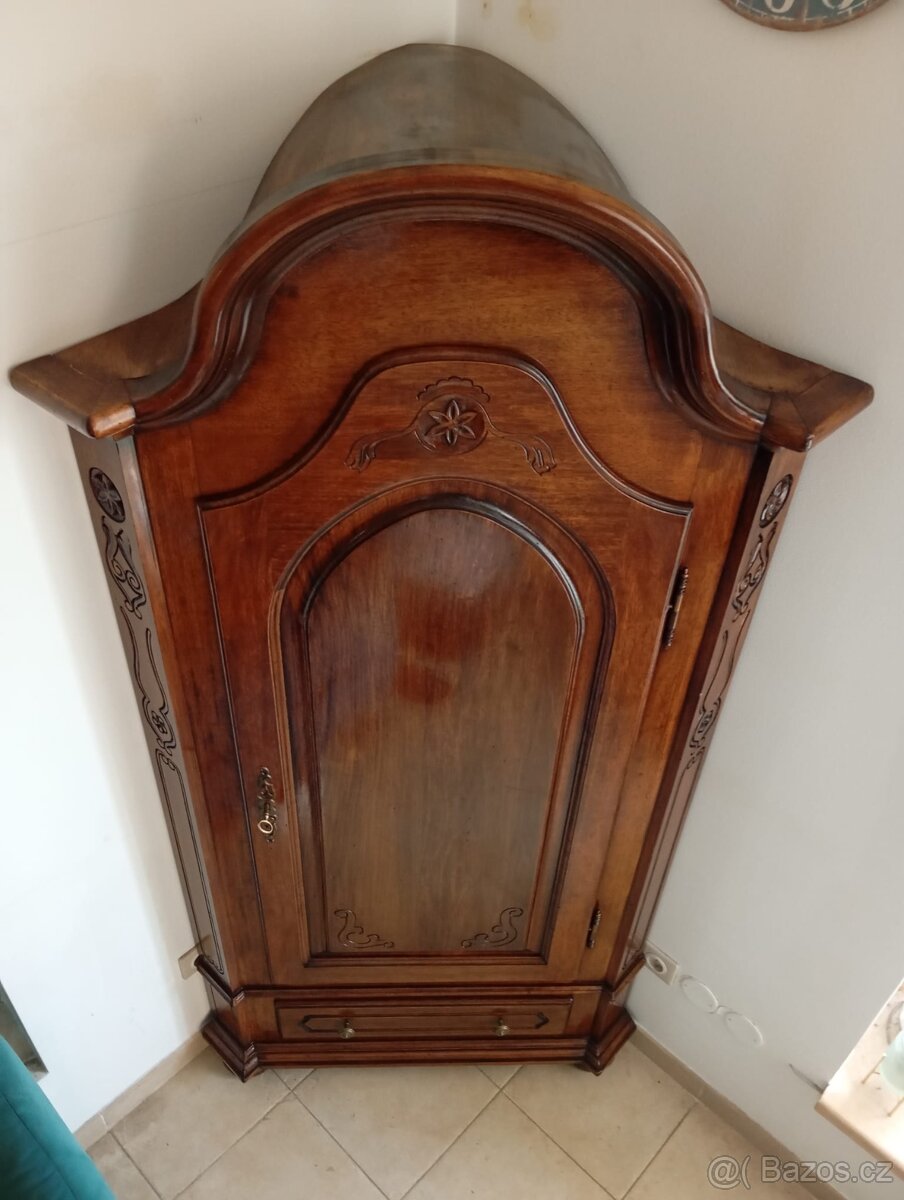 Starožitná rohová selská skříň Voglauer