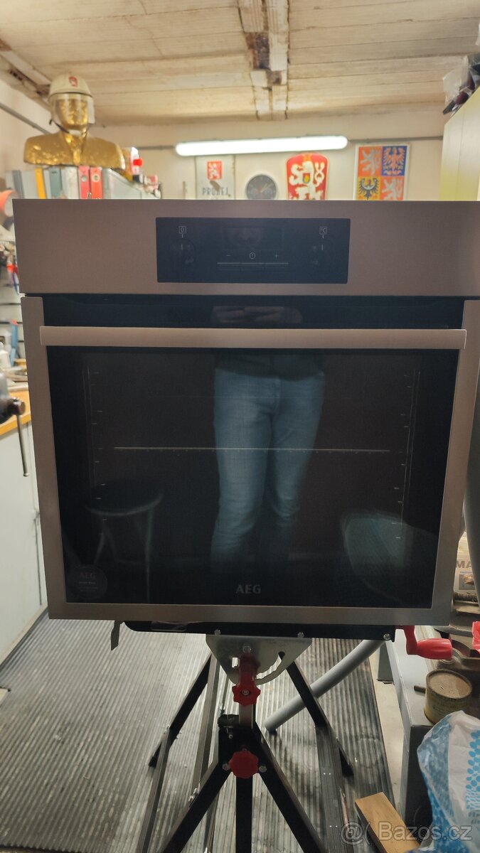 Vestavná trouba AEG
