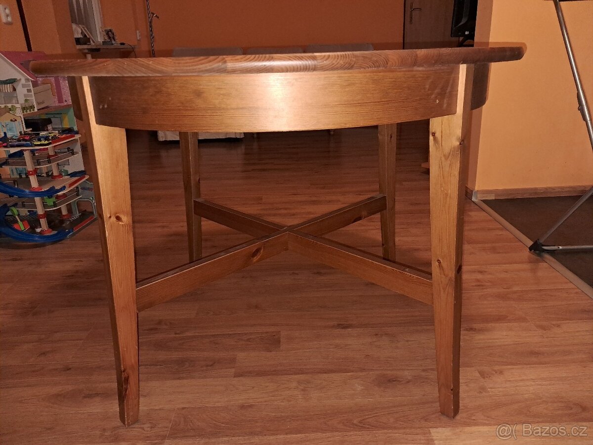 Kulatý plně dřevěný stůl