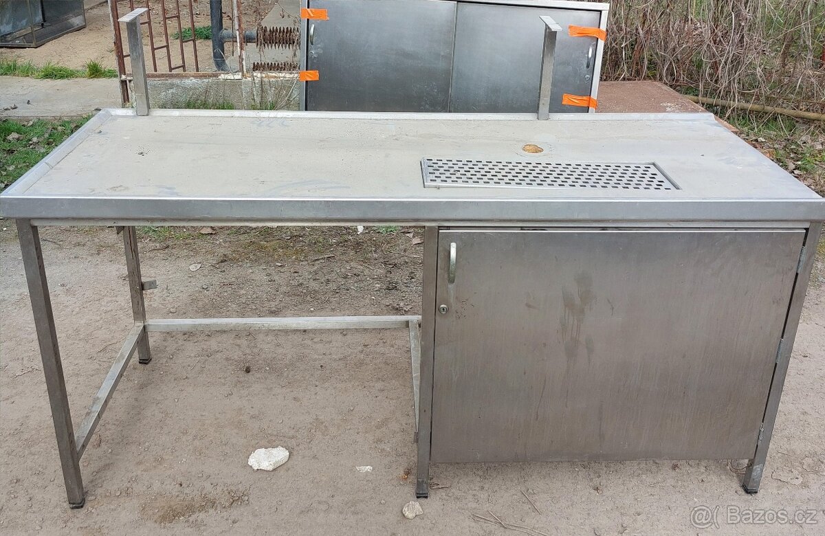 Nerezový stůl