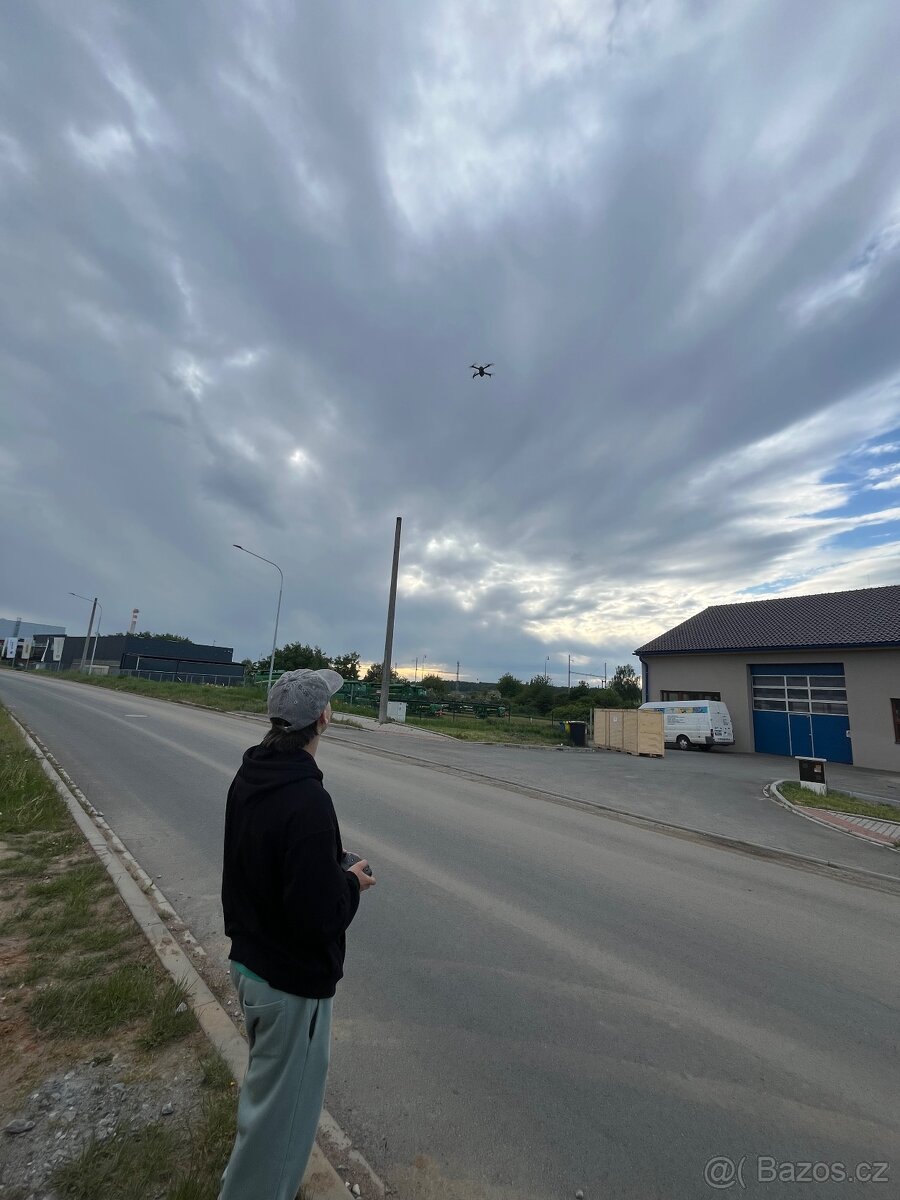 dron E88 – se zabudovanou kamerou, téměř nový