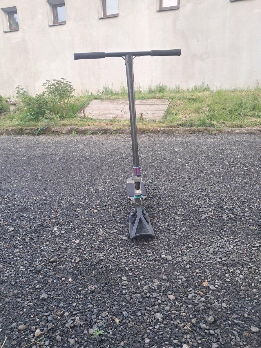 Freestyle koloběžka na sníh
