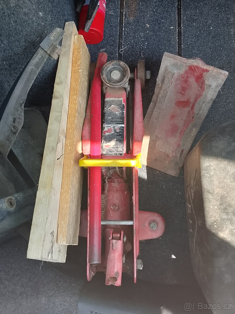 Hydraulický zvedák na auto