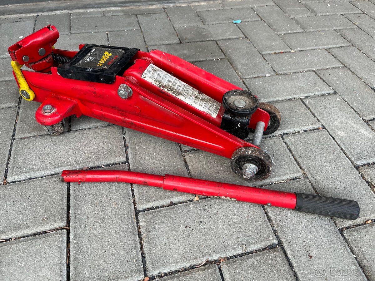 Hydraulický pojízdný zvedák