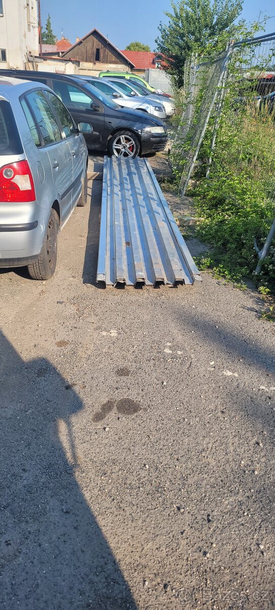 Trapézové plechy železné pozink 9 kusů , 700/ kus