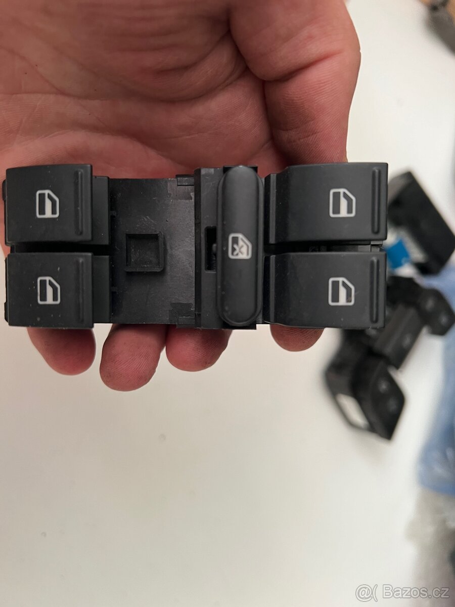 Spínač pro elektrické ovládání oken vpředu i vzadu Roomster
