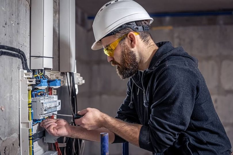 Elektrikář - Instalatér - Vzduchotechnik - Obkladač