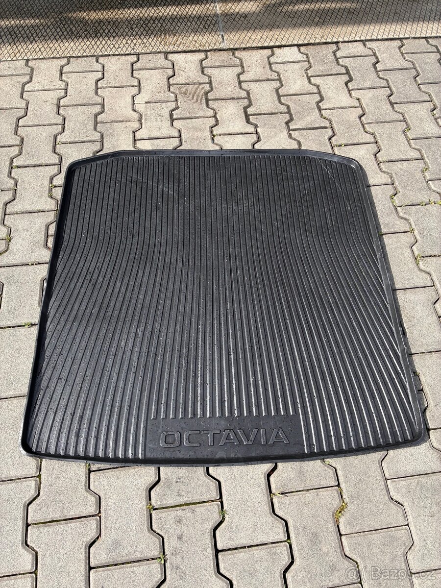 Plastová vana do kufru Škoda Octavia IV
