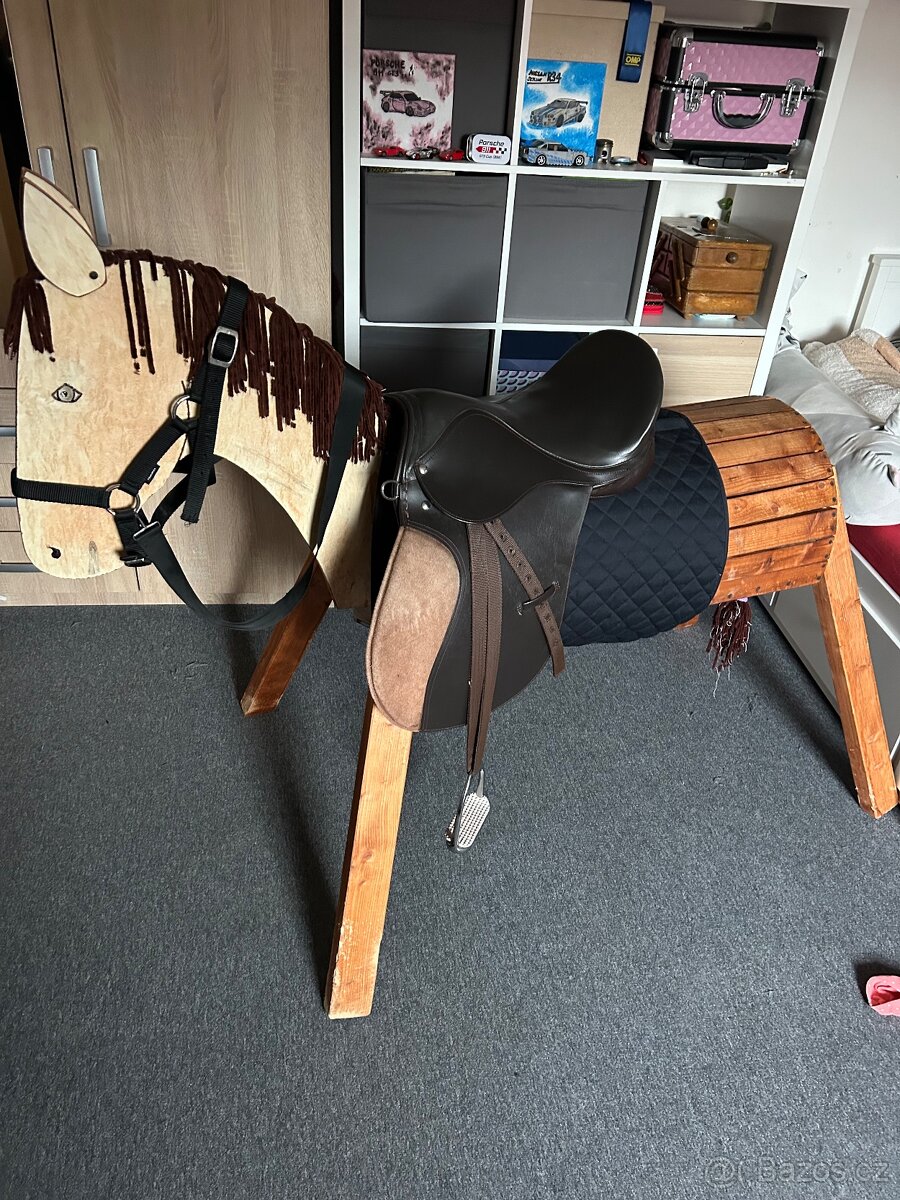 Ohromný kůň ze dřeva