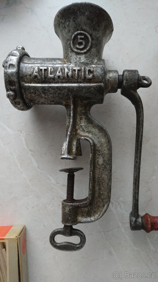 Mlýnek na maso- litina.