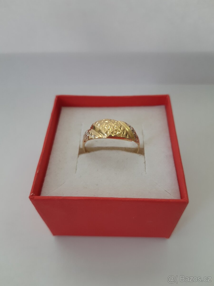 Zlatý prsten s bílým zl.