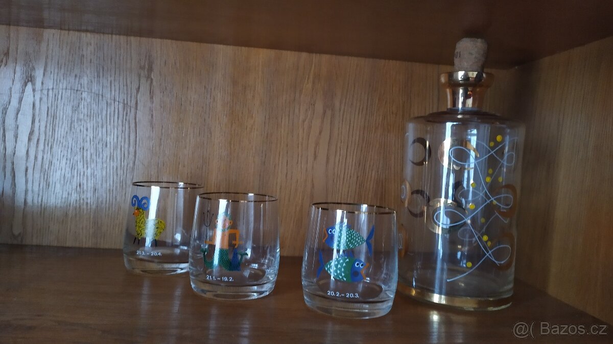 Stará karafa a skleničky