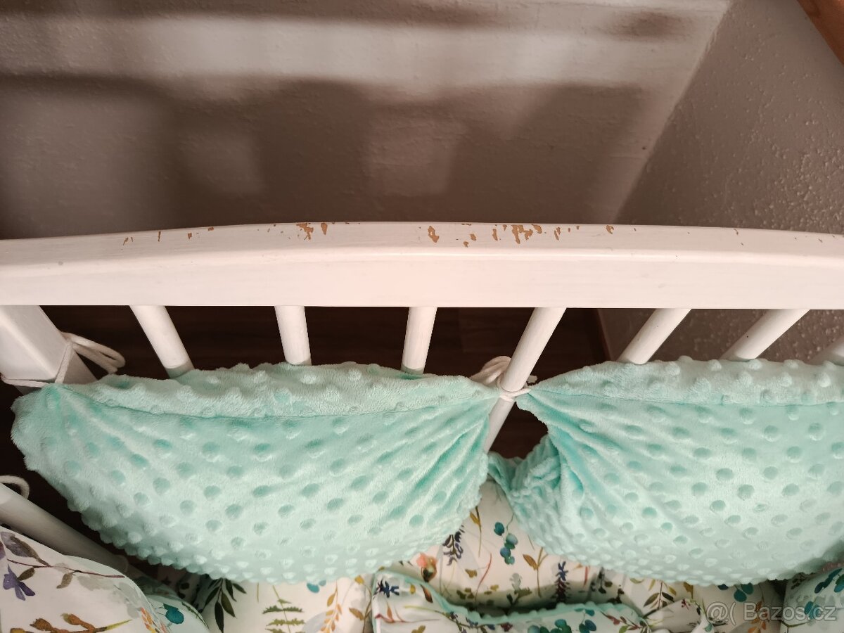 Dřevěná bílá postýlka