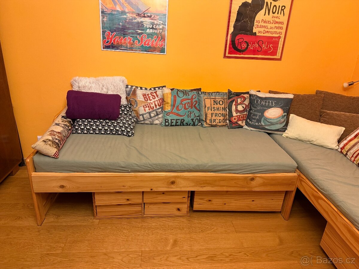 Dvě jednolůžkové postele s příslušenstvím