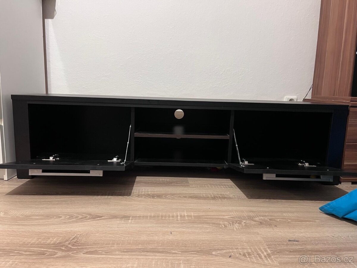 Skříňka pod televizi