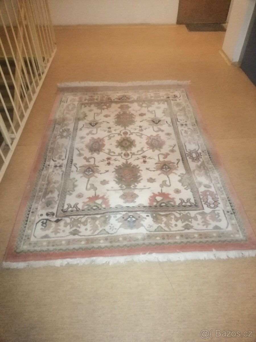 Koberec s orientálním vzorem s třásněmi