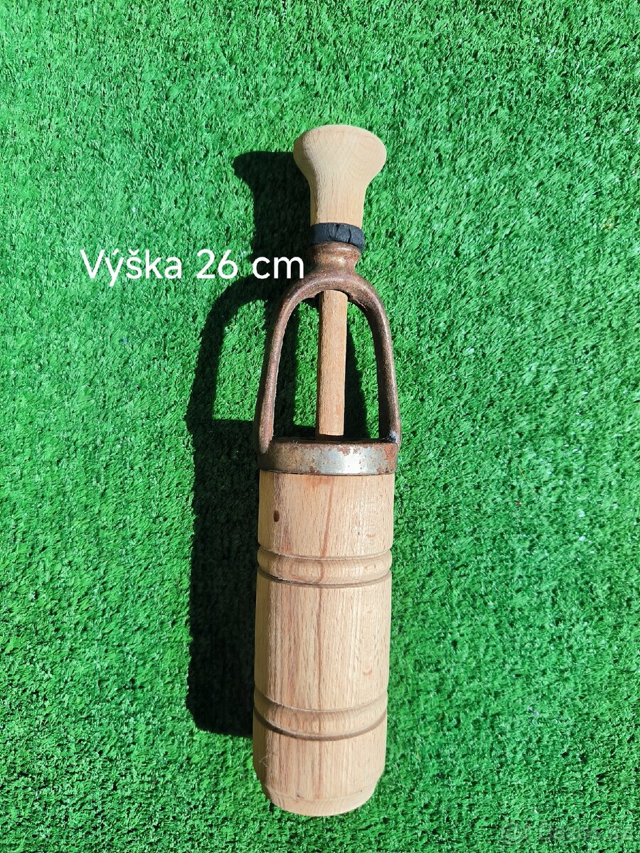 retro špuntovačka na špunty staré