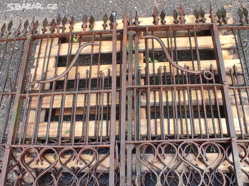 Starý železný plot, plotové dílce, železná branka - 7,9 bm