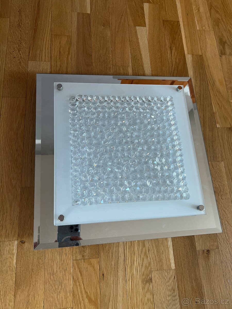 Dvě stropní LED svítidla