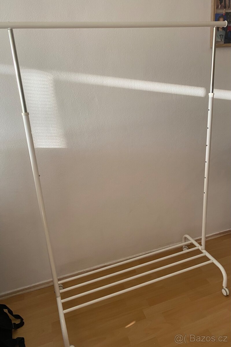 Šatní stojan na kolečkách Rigga - Praha Řepy