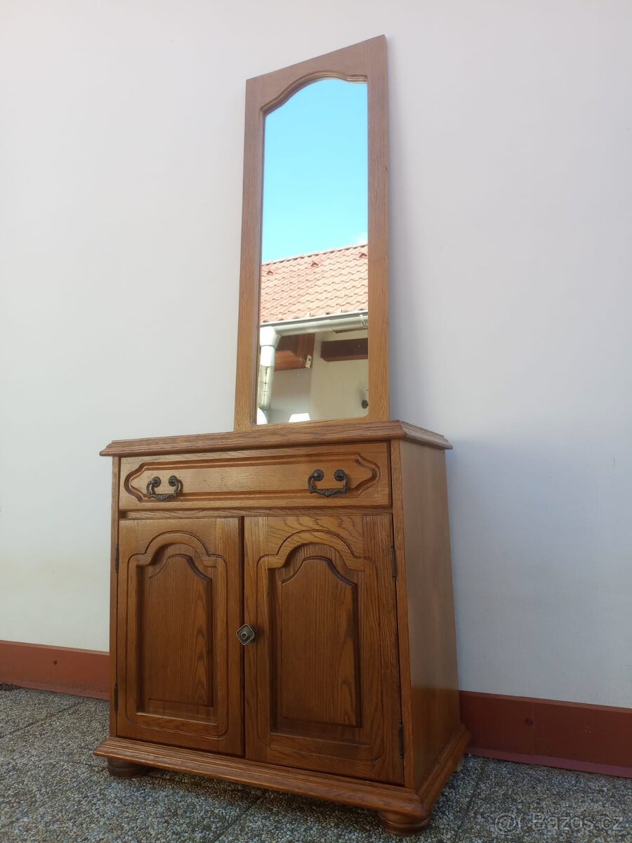 Rustikální předsíň, komoda, zrcadlo, masív