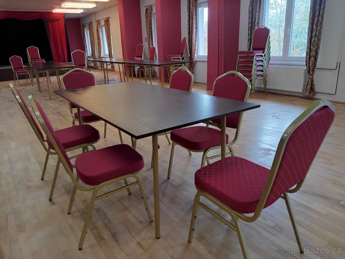 Dřevěný konferenční stůl skládací.
