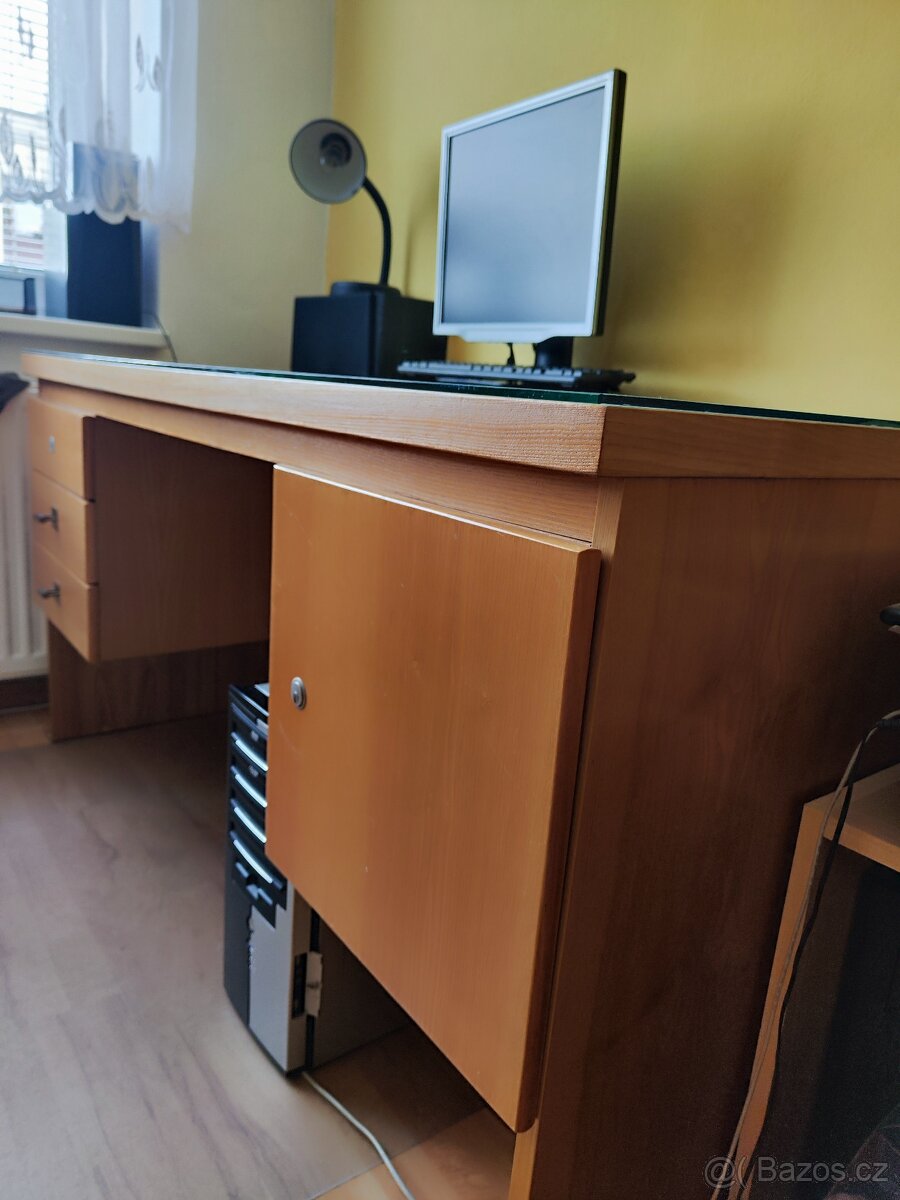 Masivní velký stůl z masivu