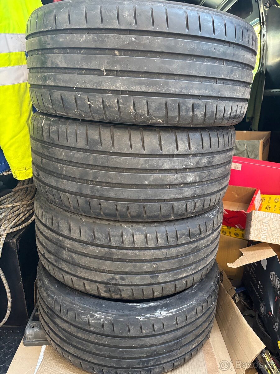 245/35 R20