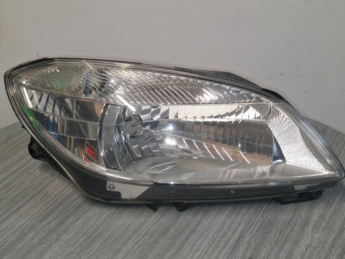 Škoda Fabia 2 přední světlomet pravý
