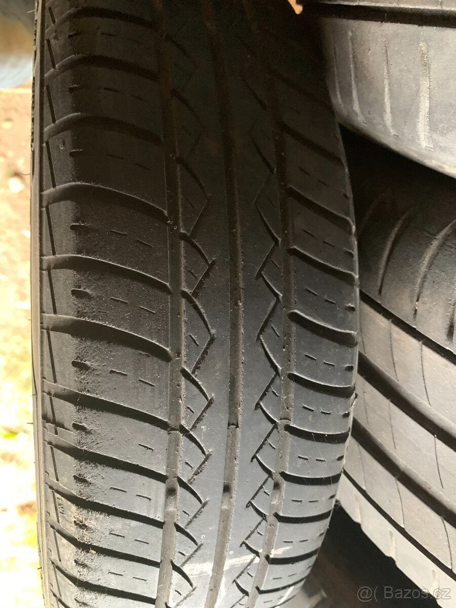 Prodám jednu pneu Barum 155/70/13