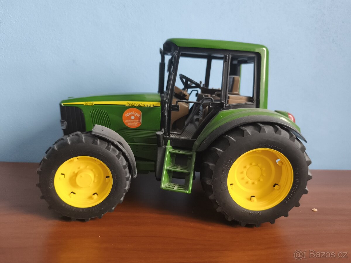 Hračka traktor JohnDeere 6920
