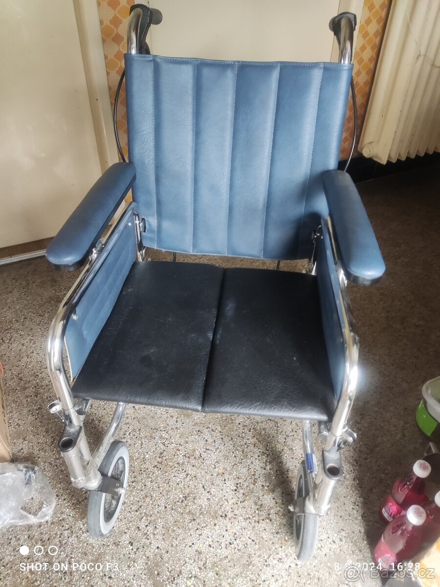 Kolečkové-skládací křeslo.