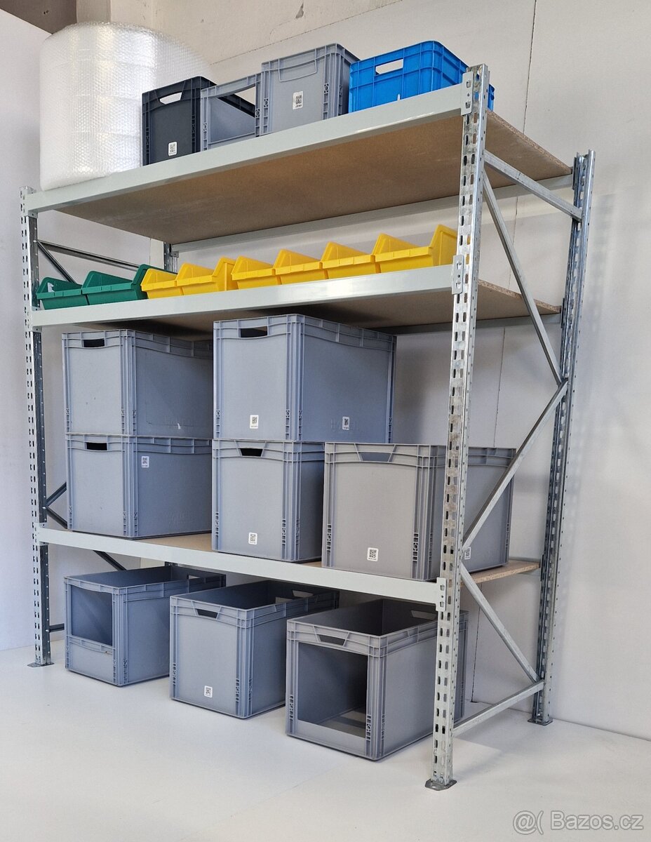 Průmyslový policový regál – pevný a kvalitní.