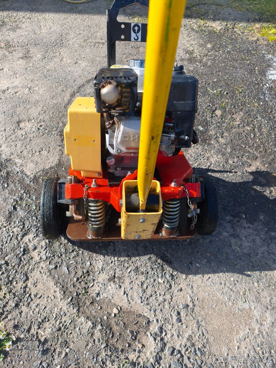 Vibrační deska DYNAPAC CM13