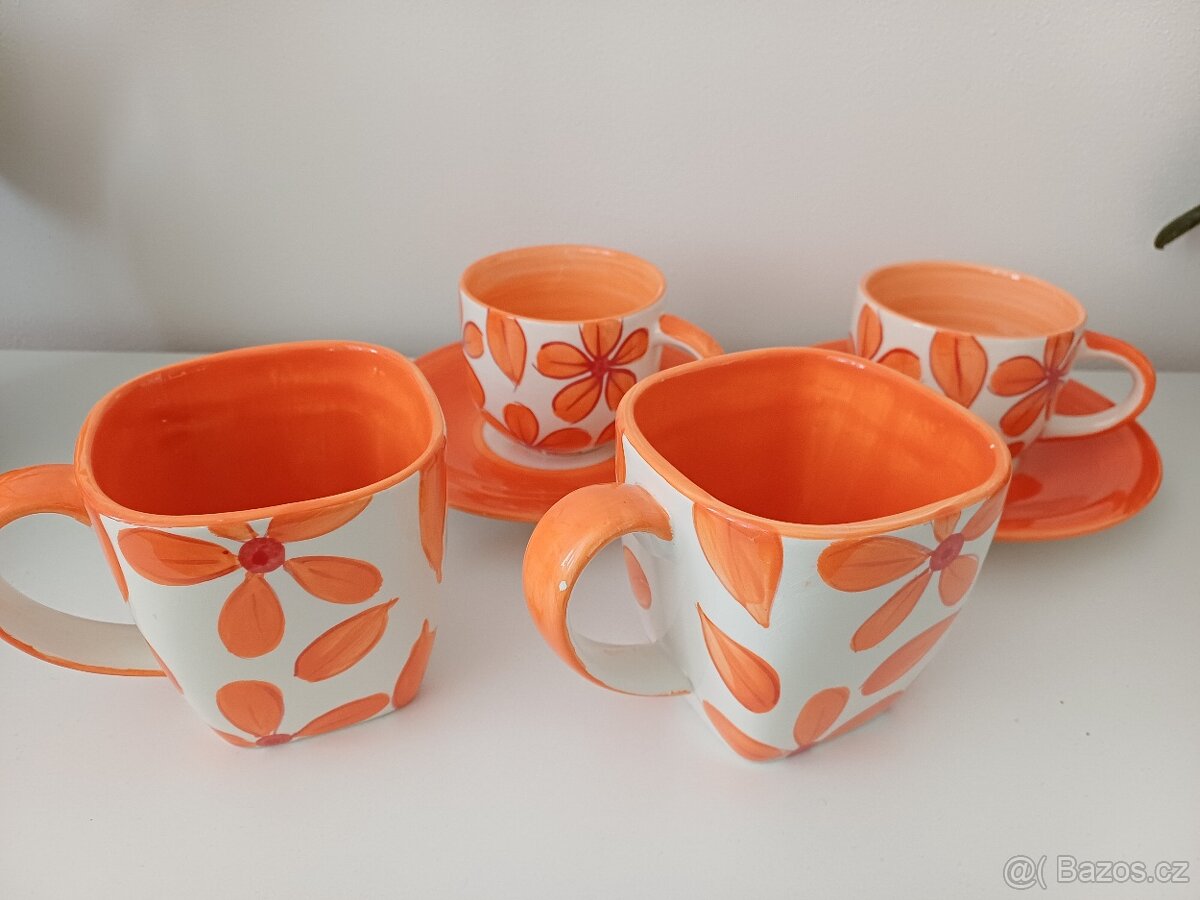 Kouzlo domova dva hrnky na čaj a dva na kávu s podšálkem.