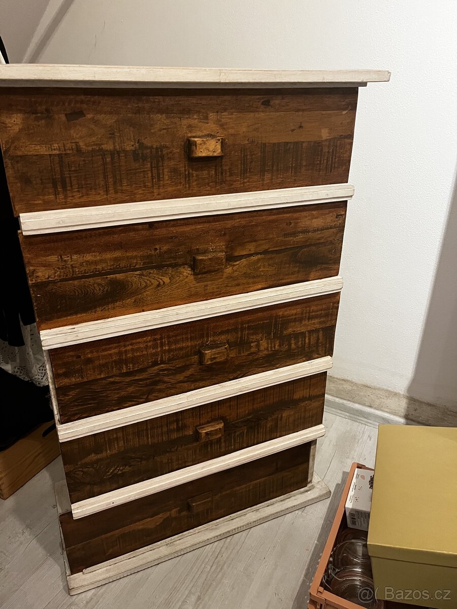 Masivní komoda - úzká