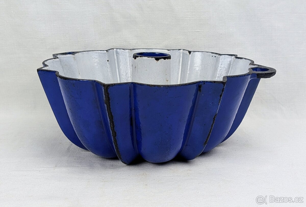 Modrá litinová bábovka