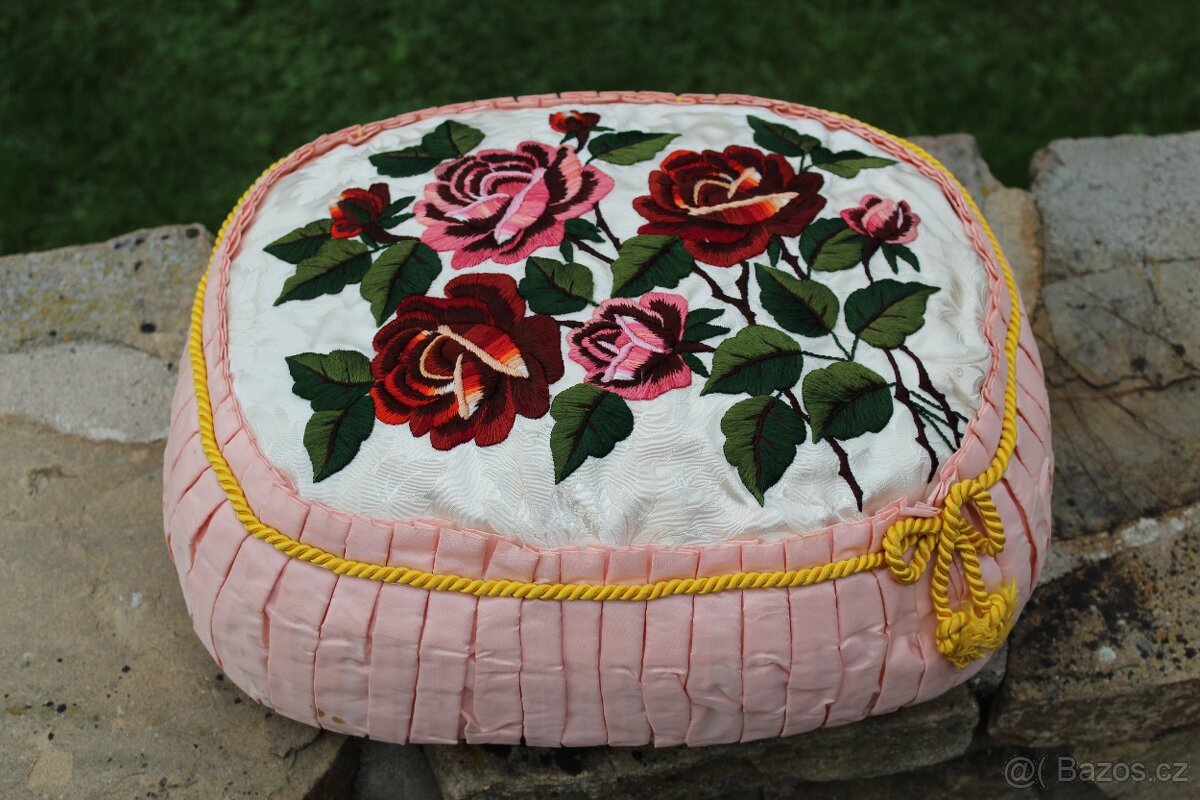 Vyšívaný polštář