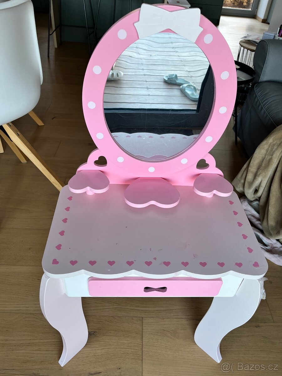 Detsky kosmeticky stolek