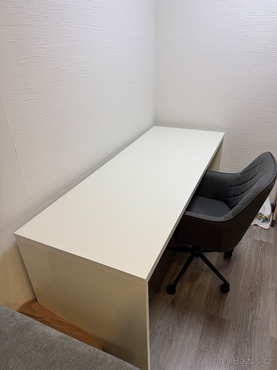 Velký stůl, lesklý, bílý