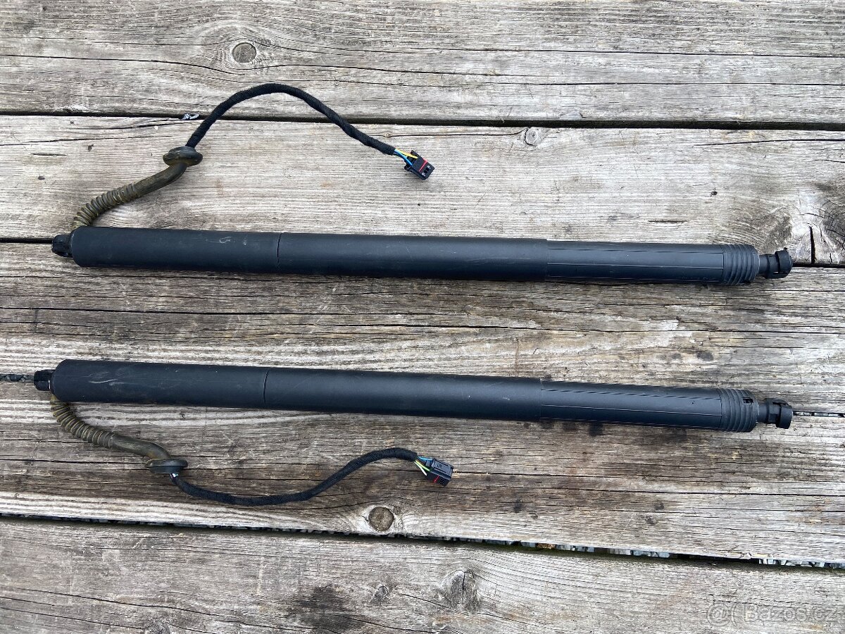 VW Passat B8 elektrické vzpěry kufru