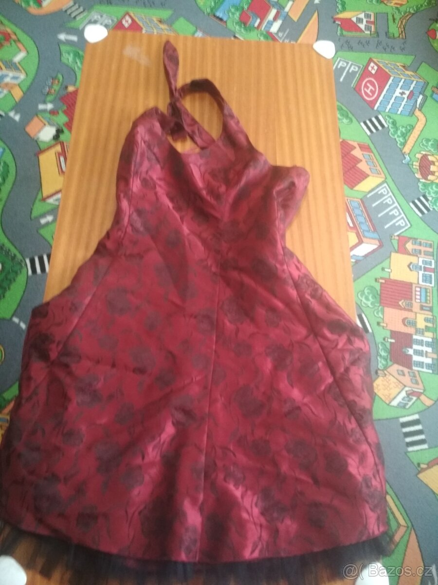 Nádherné plesové šaty 38