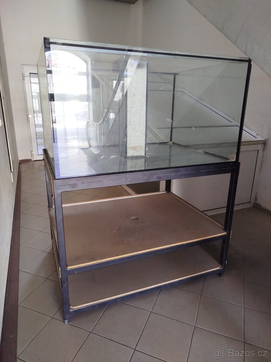 Akvárium 870l s kovovým stojanem