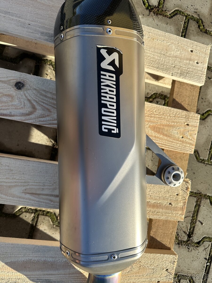 BMW r 1250 gs titanová koncovka výfuku akrapovic